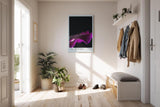Paul Sinus Kunstdruck 40x60cm Velvet Bloom – samtige Blütenform in dunklem Violett auf Schwarz