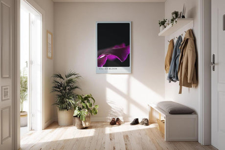 Paul Sinus Kunstdruck 40x60cm Velvet Bloom – samtige Blütenform in dunklem Violett auf Schwarz