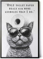 Paul Sinus Poster/Leinwandbild/Rahmenoption – Coole Katze mit Klopapier und frechem Spruch – Lustige WC-Deko für dein Badezimmer