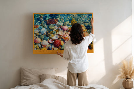 Paul Sinus Wandbild A Palette of Ocean Colors – Leuchtende Muscheln und Steine unter klarem Wasser, realistisches Meeresmotiv voller Lichtreflexe