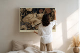 Paul Sinus Wandbild A Quiet Sleep in Nature’s Arms – Friedlich schlafender Fuchs umgeben von Blumen, detailreiche Naturillustration in warmen Erdtönen