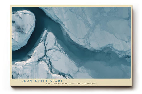Paul Sinus Wandbild 120x80cm abstrakte Eislandschaft Luftaufnahme Gletscher Fluss moderne Naturkunst kuehle Farbtone stilvolle Wanddekoration fuer Wohnzimmer Büro