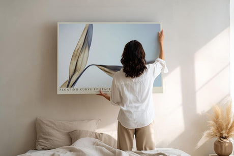 Paul Sinus Wandbild 120x80cm abstrakte schwebende Form moderne minimalistische Kunst sanfte Goldtoene elegante Linien Kunstdruck stilvolle Wanddekoration fuer Wohnzimmer Büro Schlafzimmer