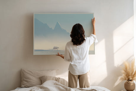 Paul Sinus Wandbild Arctic Silence minimalistisches Naturmotiv mit Eisbär und Berglandschaft in kühlen Farbtönen für moderne Räume voller Ruhe und Tiefe
