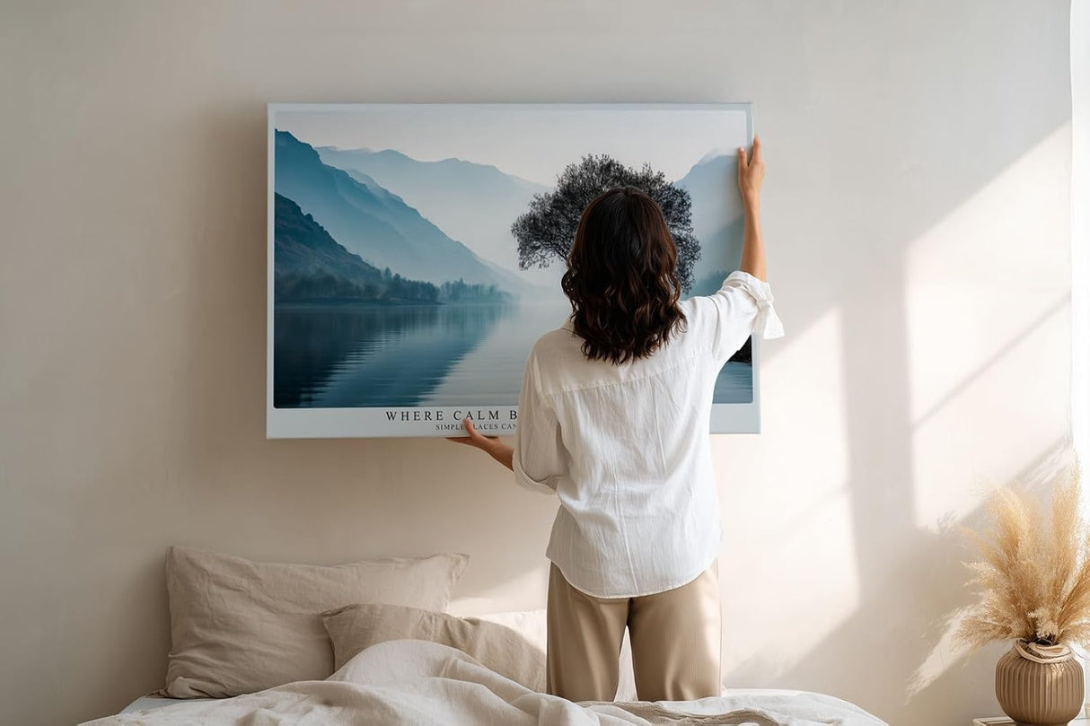 Paul Sinus Wandbild 120x80cm Baum am stillen See Nebel Gebirgslandschaft ruhige Naturfotografie minimalistische Wanddekoration fuer Wohnzimmer Büro