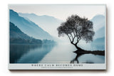 Paul Sinus Wandbild 120x80cm Baum am stillen See Nebel Gebirgslandschaft ruhige Naturfotografie minimalistische Wanddekoration fuer Wohnzimmer Büro