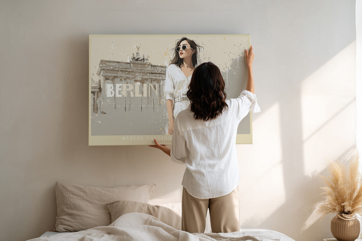 Paul Sinus Wandbild Berlin Calling modernes Stadtmotiv mit Frau vor dem Brandenburger Tor in urbanem Stil für zeitgenössische Wohnräume und Loftdesigns