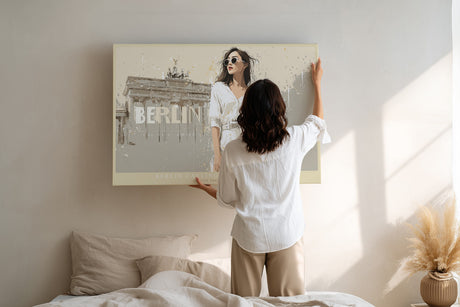 Paul Sinus Wandbild Berlin Calling modernes Stadtmotiv mit Frau vor dem Brandenburger Tor in urbanem Stil für zeitgenössische Wohnräume und Loftdesigns