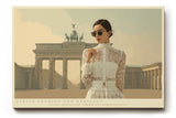 Paul Sinus Wandbild Berlin Fashion and Heritage – Elegante Frau in weißer Spitze vor dem Brandenburger Tor, Symbol für Stil, Geschichte und moderne Ästhetik