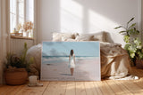 Paul Sinus Wandbild Between Waves and Longing – Frau im weißen Kleid am Meer