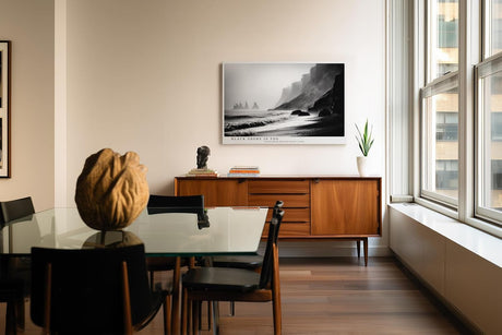 Paul Sinus Wandbild 120x80cm Black Shore in Fog dramatische schwarz weiß Küstenlandschaft Meer und Klippen Natur Fotokunst Poster für Wohnzimmer Büro