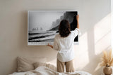 Paul Sinus Wandbild 120x80cm Black Shore in Fog dramatische schwarz weiß Küstenlandschaft Meer und Klippen Natur Fotokunst Poster für Wohnzimmer Büro