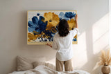 Paul Sinus Wandbild 120x80cm Blaue und Goldene Blumen Abstrakte Florale Kunst Modernes Blumenmotiv fuer Wohnzimmer Schlafzimmer und Essbereich