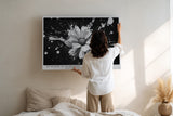 Paul Sinus Wandbild Blossom in Darkness – Schwarzweiß-Blumenmotiv mit Farbspritzern, Symbol für Hoffnung, Kontrast und Lebenskraft