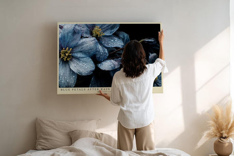 Paul Sinus Wandbild 120x80cm Blue Petals After Rain blaue Blumen Makro Fotokunst mit Wassertropfen moderne Natur Poster für Wohnzimmer Schlafzimmer