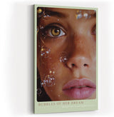 Paul Sinus Wandbild in 40x60cm Bubbles of Her Dream hyperrealistisches Porträt einer Frau mit grünen Augen und Seifenblasen
