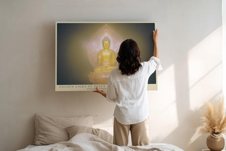Paul Sinus Wandbild 120x80cm Buddha goldenes Licht spirituelle Meditation Kunst mit Lotusblüte ruhiges Zen Kunstbild elegante Wanddekoration für Wohnzimmer Yoga Raum