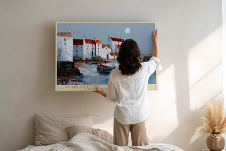 Paul Sinus Wandbild By the Quiet Sea – malerisches Küstenmotiv mit weißen Häusern und blauem Boot symbolisiert Frieden, Stille und maritimen Charme