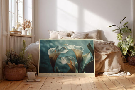 Paul Sinus Wandbild 120x80cm Calla Lilien modern elegante Blumenfotografie blau beige florale Kunst grosses Kunstbild stilvolle Wanddekoration fuer Wohnzimmer Büro