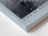 Paul Sinus Wandbild City of Distant Dreams – Nebelverhangene Brückenszene mit Stadt im Hintergrund, Symbol für Sehnsucht, Bewegung und urbane Poesie
