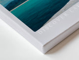 Paul Sinus Wandbild Discover Lake Garda Italy – Strahlend blaues Wasser mit Gebirgshorizont, Symbol für Weite, Ruhe und natürliche Schönheit