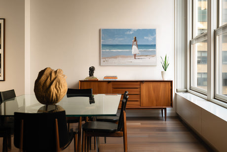 Paul Sinus Wandbild Dreams by the Sea – Frau im weißen Kleid am Meer im sanften Sonnenlicht