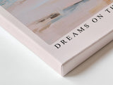 Paul Sinus Wandbild Dreams on the Ocean Shore Impressionistische Darstellung einer Frau im weißen Kleid am Meer, die verträumt auf die Wellen blickt.