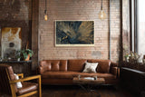 Paul Sinus Wandbild 120x80cm Dunkler Pfau im Flug – Elegante Tierkunst mit goldenen Federstrukturen und luxuriöser Ausstrahlung