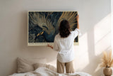 Paul Sinus Wandbild 120x80cm Dunkler Pfau im Flug – Elegante Tierkunst mit goldenen Federstrukturen und luxuriöser Ausstrahlung