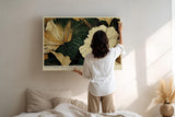 Paul Sinus Wandbild 120x80cm Elegante Blumen Gold Dunkelgruen Florale Kunst Modernes Naturmotiv mit edler Farbkomposition