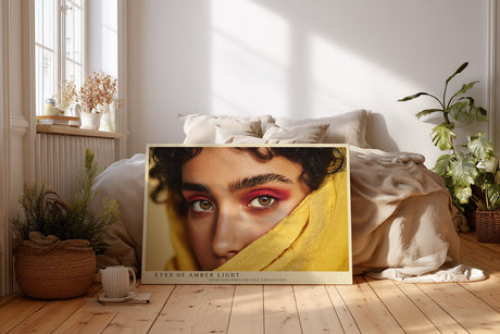 Paul Sinus Wandbild Eyes of Amber Light – intensives Porträt mit bernsteinfarbenen Augen und warmen Gelbtönen symbolisiert Tiefe und Emotion