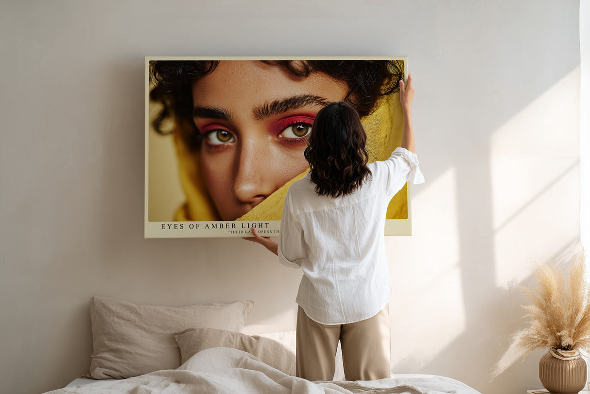 Paul Sinus Wandbild Eyes of Amber Light – intensives Porträt mit bernsteinfarbenen Augen und warmen Gelbtönen symbolisiert Tiefe und Emotion