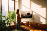 Paul Sinus Wandbild 120x80cm Fischer im Boot auf offenem Meer Schwarz Weiss Fotokunst ruhiges maritimes Kunstposter elegante Wanddekoration fuer Wohnzimmer Schlafzimmer Büro