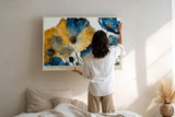 Paul Sinus Wandbild 120x80cm Floral Contrast in Light moderne Blumen Illustration in Blau und Gold Kunst Poster für Wohnzimmer Schlafzimmer