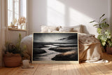 Paul Sinus Wandbild 120x80cm Flusslandschaft in Schwarz Weiss ruhige Naturfotografie mit Wiesen und Bergen minimalistische Wanddekoration fuer Wohnzimmer Büro