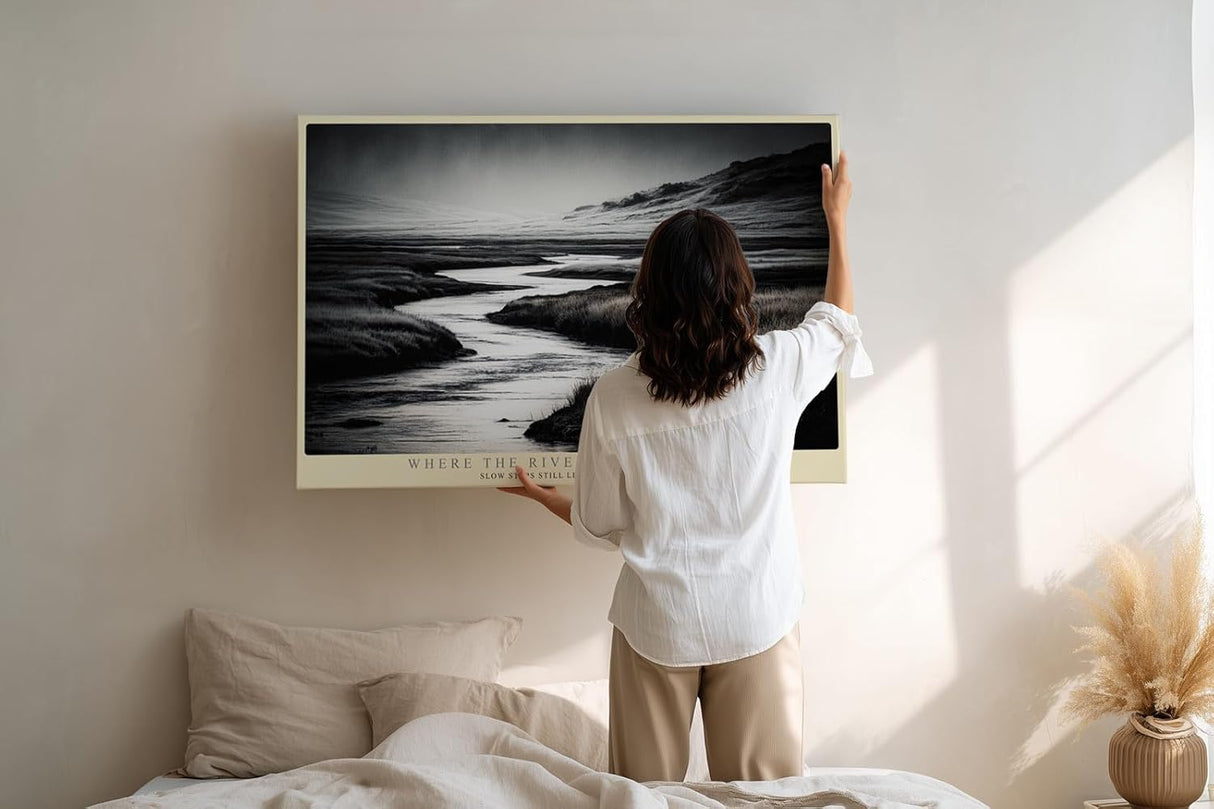 Paul Sinus Wandbild 120x80cm Flusslandschaft in Schwarz Weiss ruhige Naturfotografie mit Wiesen und Bergen minimalistische Wanddekoration fuer Wohnzimmer Büro