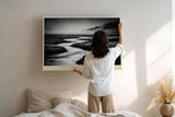 Paul Sinus Wandbild 120x80cm Flusslandschaft in Schwarz Weiss ruhige Naturfotografie mit Wiesen und Bergen minimalistische Wanddekoration fuer Wohnzimmer Büro