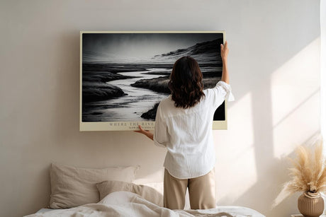 Paul Sinus Wandbild 120x80cm Flusslandschaft in Schwarz Weiss ruhige Naturfotografie mit Wiesen und Bergen minimalistische Wanddekoration fuer Wohnzimmer Büro