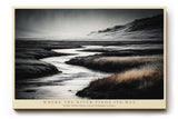 Paul Sinus Wandbild 120x80cm Flusslandschaft in Schwarz Weiss ruhige Naturfotografie mit Wiesen und Bergen minimalistische Wanddekoration fuer Wohnzimmer Büro