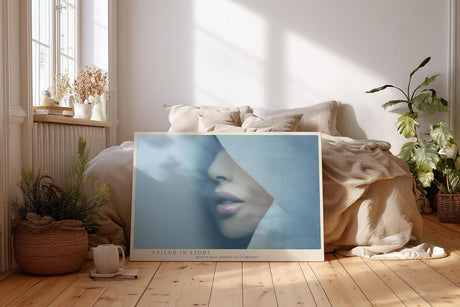 Paul Sinus Wandbild 120x80cm Frau Portrait minimalistische Kunst weiche Blautoene modernes Gesicht abstrakte Eleganz Wanddekoration fuer Wohnzimmer Büro
