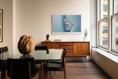 Paul Sinus Wandbild 120x80cm Frau Portrait minimalistische Kunst weiche Blautoene modernes Gesicht abstrakte Eleganz Wanddekoration fuer Wohnzimmer Büro