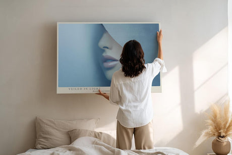 Paul Sinus Wandbild 120x80cm Frau Portrait minimalistische Kunst weiche Blautoene modernes Gesicht abstrakte Eleganz Wanddekoration fuer Wohnzimmer Büro