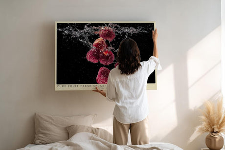 Paul Sinus Wandbild 120x80cm frische Himbeeren im Wassersplash moderne Food Fotografie rotes Frucht Kunstposter auf schwarzem Hintergrund fuer Kueche Esszimmer Bar