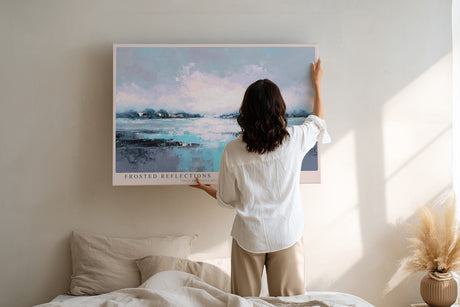 Paul Sinus Wandbild Frosted Reflections – Sanftes Zusammenspiel von Licht, Wasser und Himmel – Abstraktes Landschaftsbild in kühlen Blautönen mit harmonischer Ruhe.