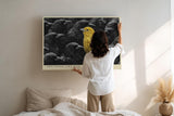 Paul Sinus Wandbild 120x80cm gelber Vogel in dunkler Gruppe moderne Tierkunst Kontrast Kunstdruck grosses Kunstbild inspirierende Wanddekoration fuer Wohnzimmer Büro