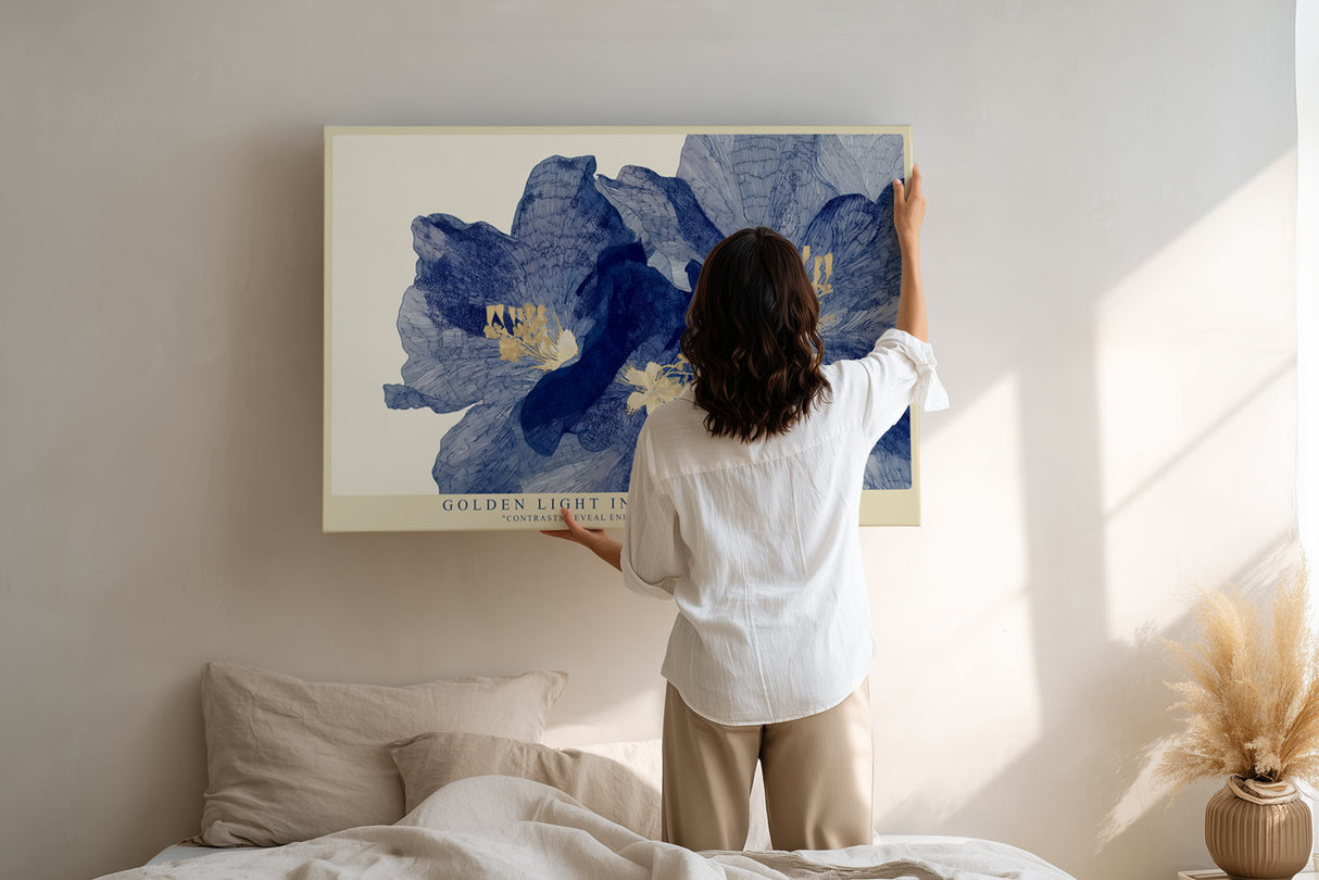 Paul Sinus Wandbild Golden Light in Blue Shadows florales Motiv mit blauen Blüten und goldenen Akzenten