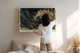 Paul Sinus Wandbild 120x80cm Goldene Welle bei Nacht – Dramatische Ozeankunst mit dunklem Hintergrund und Goldstruktur