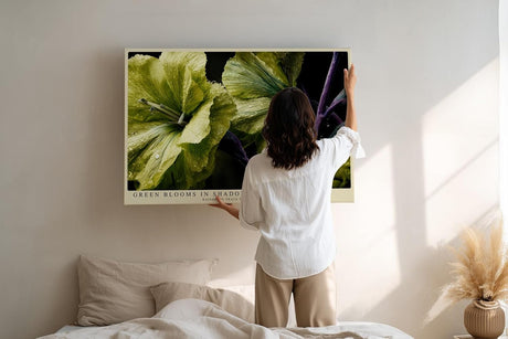 Paul Sinus Wandbild 120x80cm Green Blooms in Shadow grüne Blumen Makro Fotokunst mit Wassertropfen elegante Natur Poster für Wohnzimmer Schlafzimmer