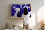 Paul Sinus Wandbild 120x80cm Hirsch Blau Weiss Tier Kunst Moderne Illustration Kraftvolles Naturmotiv mit Hirsch und fliegenden Voegeln
