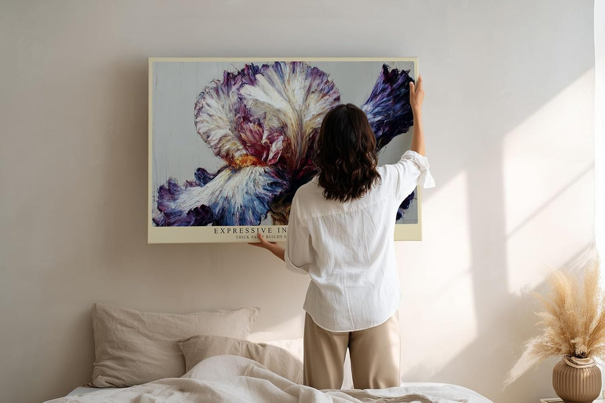 Paul Sinus Wandbild 120x80cm Iris Bluete abstrakte Blumenmalerei moderne Kunst violett weiss expressive Pinselstruktur grosses Blumen Kunstbild stilvolle Wanddekoration fuer Wohnzimmer